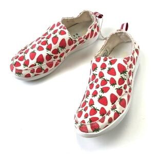 VIONIC Beach red white strawberry Malibu canvas sneaker loafer Size 6